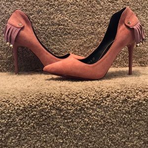 Pink pointed toed heels